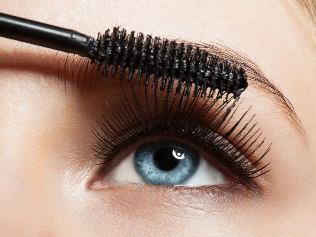 10 Great Makeup Tips For Girls - 
Mascara brush